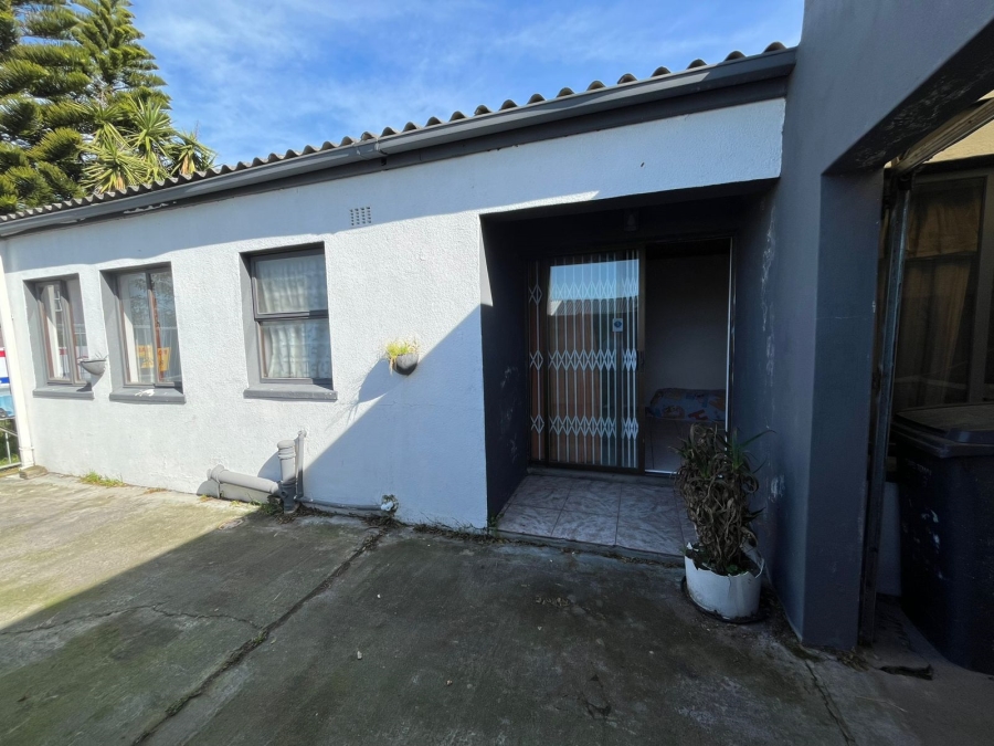 5 Bedroom Property for Sale in Grassy Park Western Cape